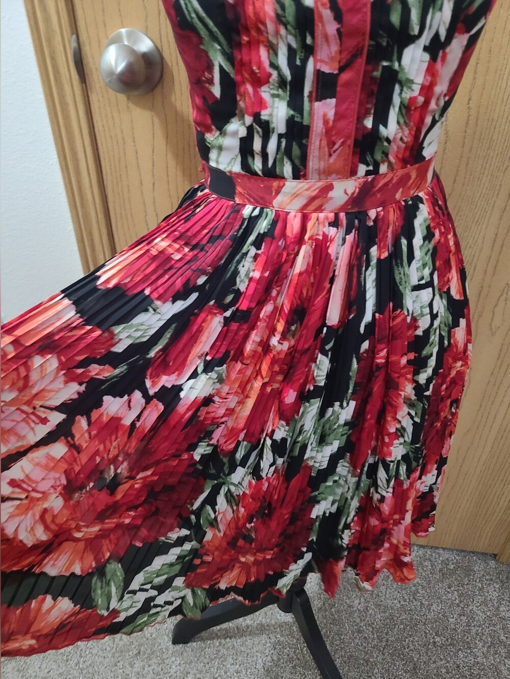 White House Black Market Pleated Floral V-neck A-line Dress Wedding Guest - Picture 2 of 4